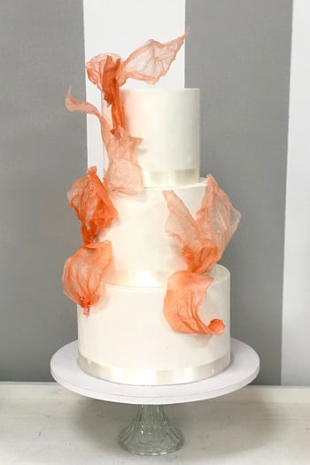 Tarta de boda buttercream liso con rosa natural – tarta de boda artesanal Mallorca