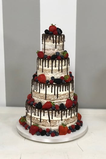 Tarta de boda casera semi naked con frutos rojos frescos – tarta rústica artesanal Mallorca